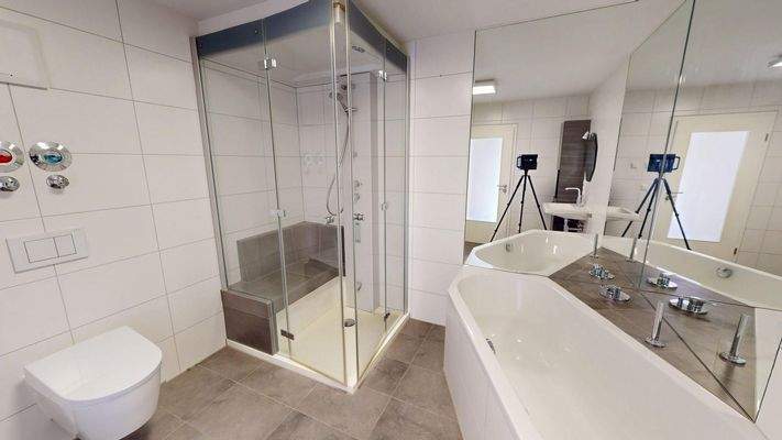 Bad mit großer Dusche