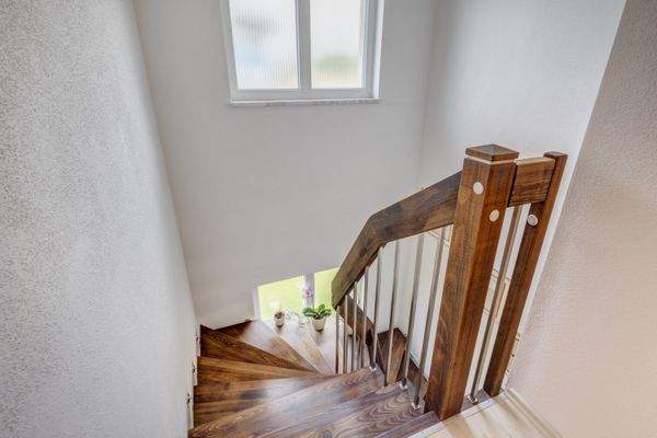 moderne Designertreppe und Fenstern im Treppenhaus