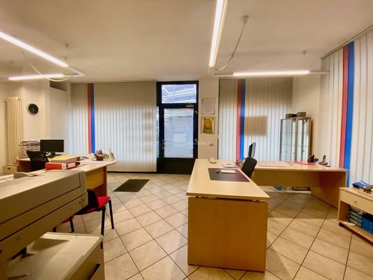 Büro-ufficio-WC-mit-Fenster-Bagno-con-finestra-Autostellplatz-postoauto-Bozen-Bolzano-Zentrum-Centro-Drususallee-Viale-Druso-helles-büro-ufficio-luminoso