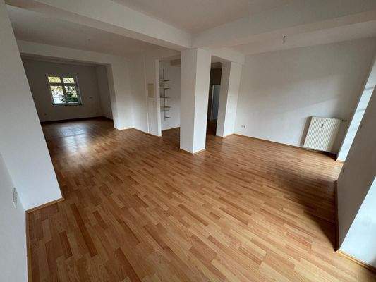 Geräumiges Wohnzimmer