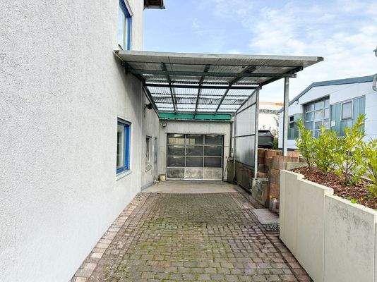 Halle (2) mit Zufahrt und Rolltor