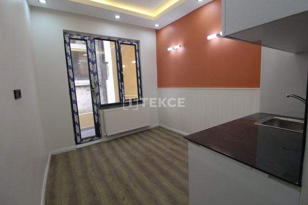Renovated Building 600 Meters from the Sea in Fatih