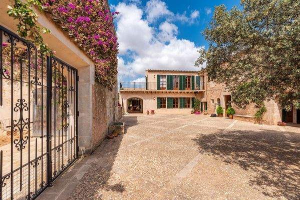 Großer Hof vor dem Haus 