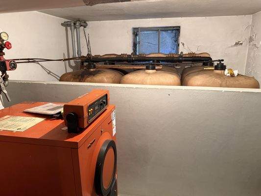 Ölzentralheizung von Viessmann mit Kunststofftanks im Keller