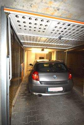 Übergroße Garage mit Zugang zum Keller