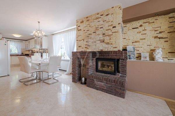 Offener Übergang zwischen Küche und Essbereich