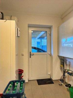 Hauswirtschaftsraum mit Tür zum Carport