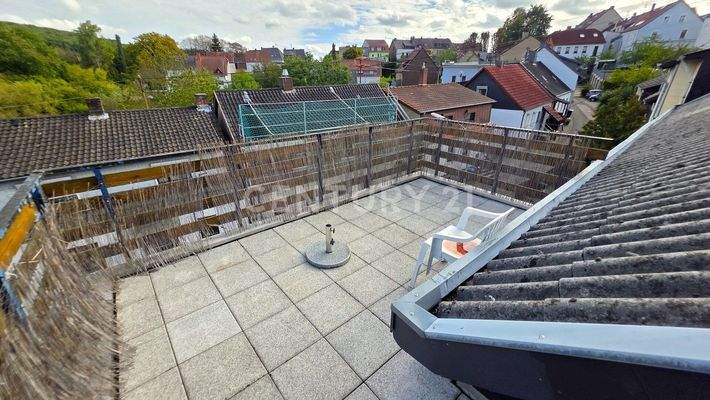 Großer seitlicher Bereich der Dachterrasse mit Fernblick