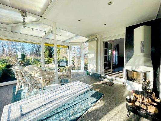 Wintergarten mit Kamin