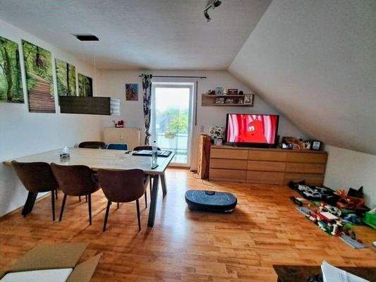 Wohn-Esszimmer mit Ausgang zum Balkon