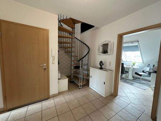 Eingangsbereich/Treppe in den ausgebauten Dachboden