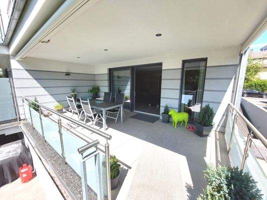 große überdachte Terrasse