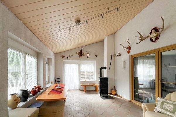 Wintergarten mit Fußbodenheizung und Kamin