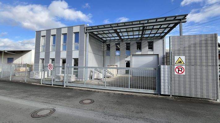 Hallenzufahrt mit überdachter Ladezone