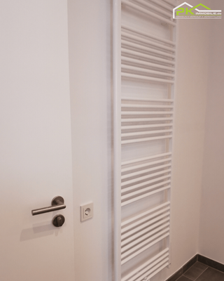 Badezimmer mit Heizkörper