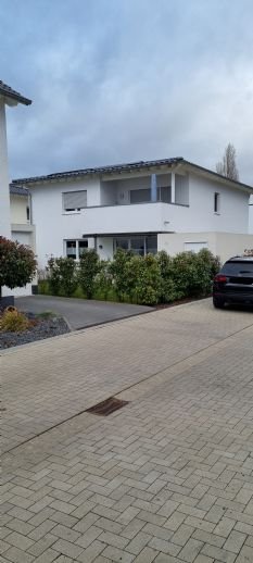 Freistehendes 2-Familienhaus mit Zeltdach OG-Wohnung