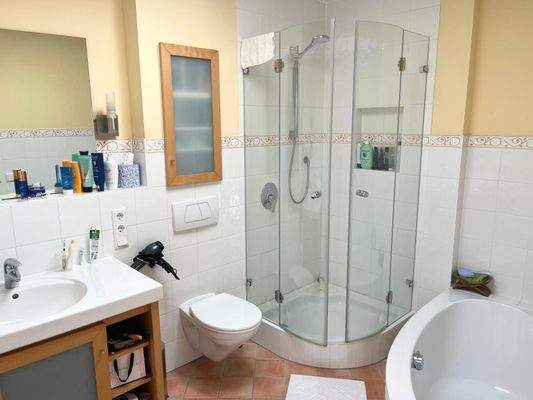 Tageslichtbad mit Dusche und Badewanne!