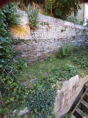 Aufgang und Mauer mit Mosaik