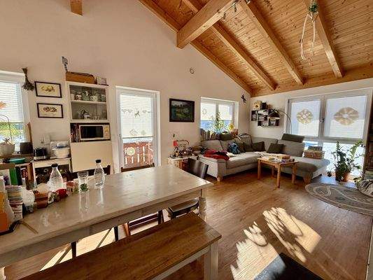 Wohnhaus OG: Wohn- und Essbereich mit Balkonzugang