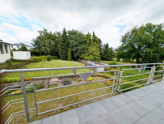 Terrasse mit Blick in den Garten.jpg