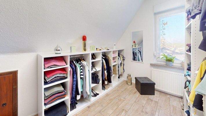 Begehbarer Kleiderschrank im Obergeschoss