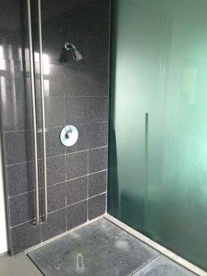 modernes Duschbad im EG