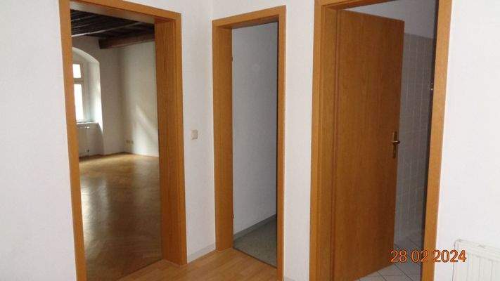 Flur mit Blick Wohnzimmer, Küche, Bad.JPG