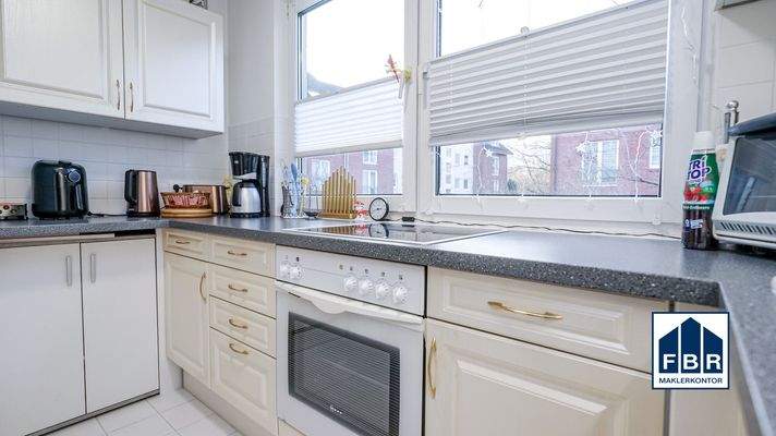 Küche mit Einbauküche