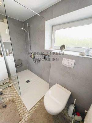 Modernisiertes Duschbad im Erdgeschoss