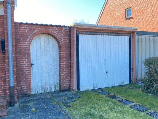 Zugang zum Garten und zur Garage