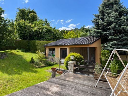 Terrasse mit Blick zum Gartenhaus