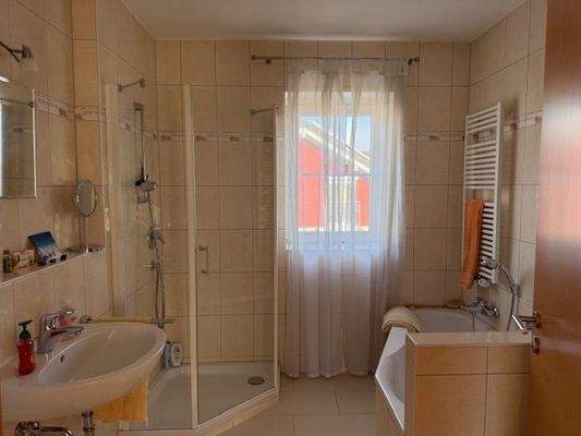 Komfortwanne-Dusche- WC-Tageslicht