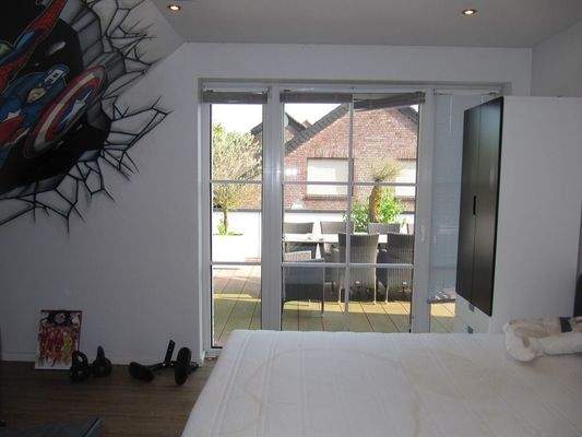 Schlafraum IV mit Dachterrassenausgang.