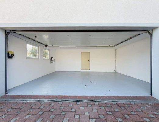 Doppelgarage mit elektrischem Tor