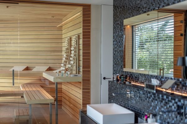 Bad EG Detail mit Blick in die Sauna.jpg