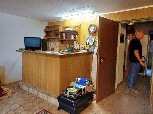 KG: Hobbyraum mit Bar