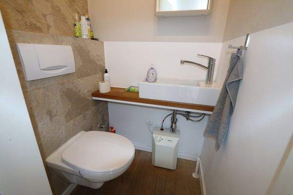 WC mit Handwaschbecken