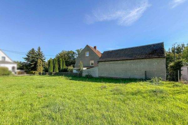 Seitenansicht Haus und Garage