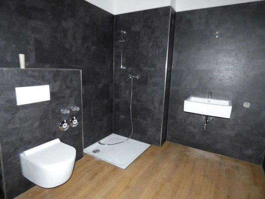 Bad mit Dusche und WC