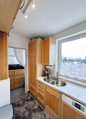 geräumige Küche mit Abstellraum