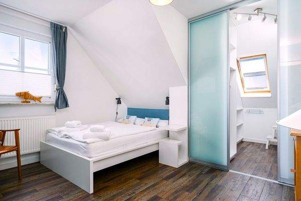 Kleineres Schlafzimmer mit angrenzendem Ankleidezimmer