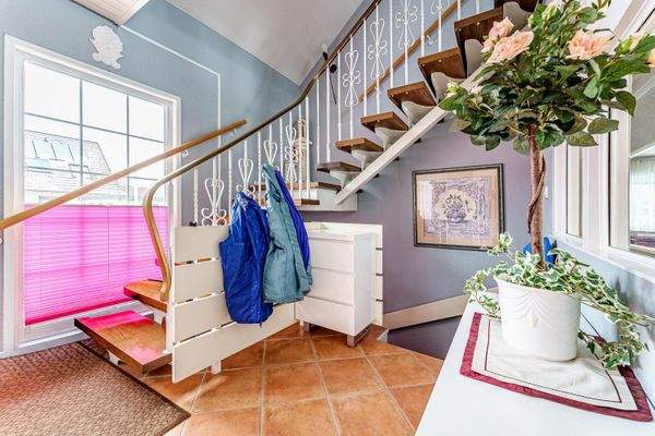 Eingang mit Treppe ins Obergeschoss