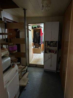 Flur mit Stiege ins OG