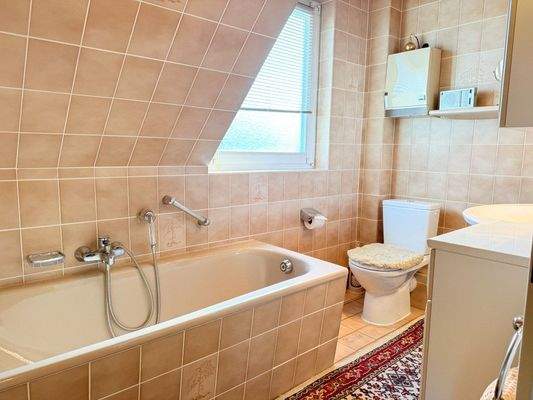 Wannenbad im Dachgeschoss