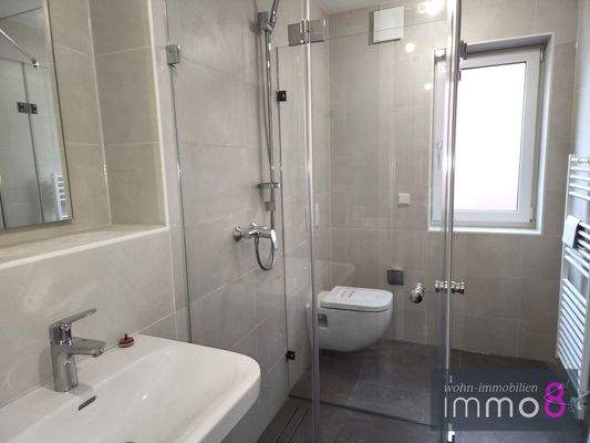 modernes Bad mit Dusche