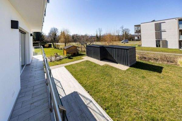 Balkon und Gartenhäuschen