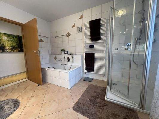 Tageslichtbad mit Badewanne und Dusche