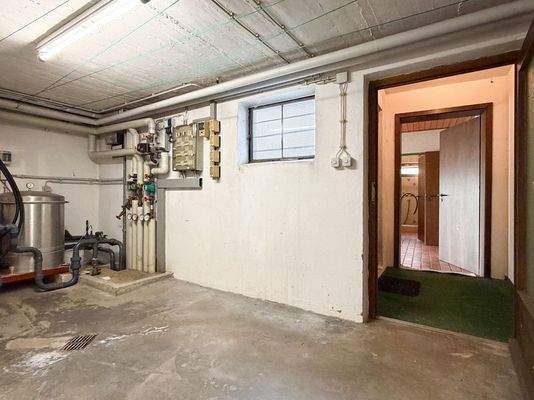 Waschküche / Zugang zur Schwimmhalle