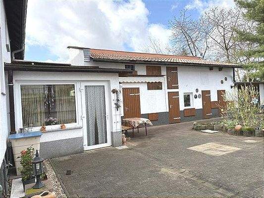 Nebengebäude und Hof