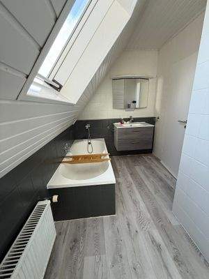 DG- Bad renovierungsbedürftig